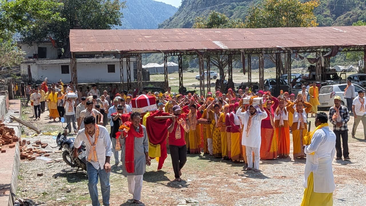 श्रीमद भागवत कथा के शुभारंभ अवसर पर निकली कलश यात्रा