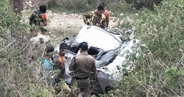 खाई में गिरी कार, चालक की मौत
