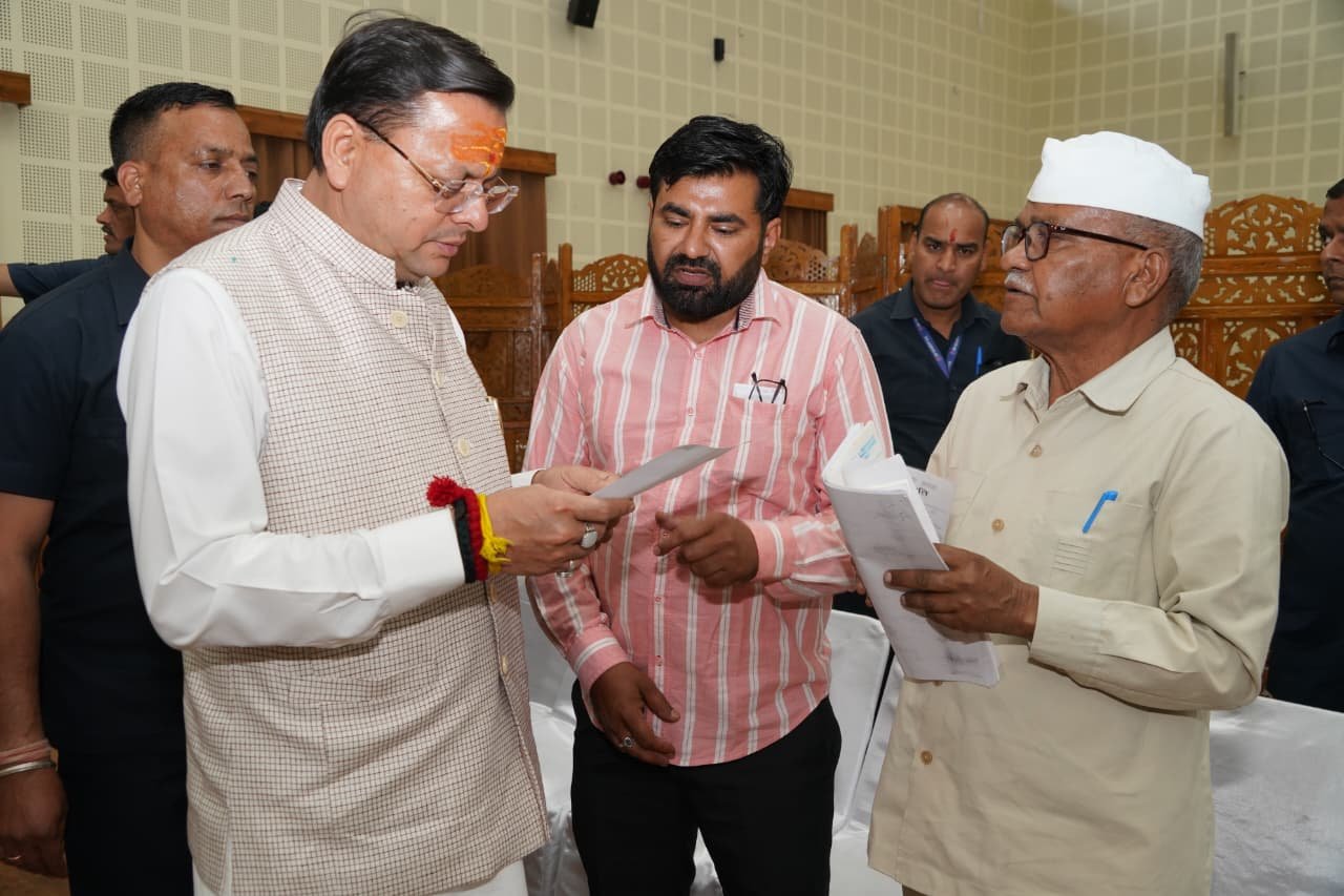 मुख्यमंत्री ने प्रदेश के विभिन्न जनपदों से आए लोगों की समस्याओं को सुना