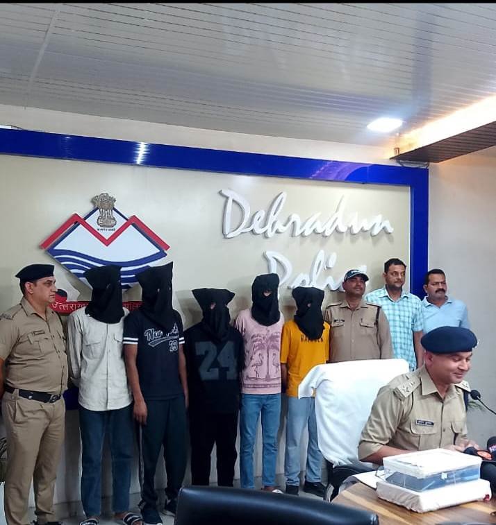 अन्तराष्ट्रीय ऑनलाइन सट्टा गिरोह का देहरादून पुलिस और उत्तराखण्ड एसटीएफ की संयुक्त टीम ने किया गया भंडाफोड़
