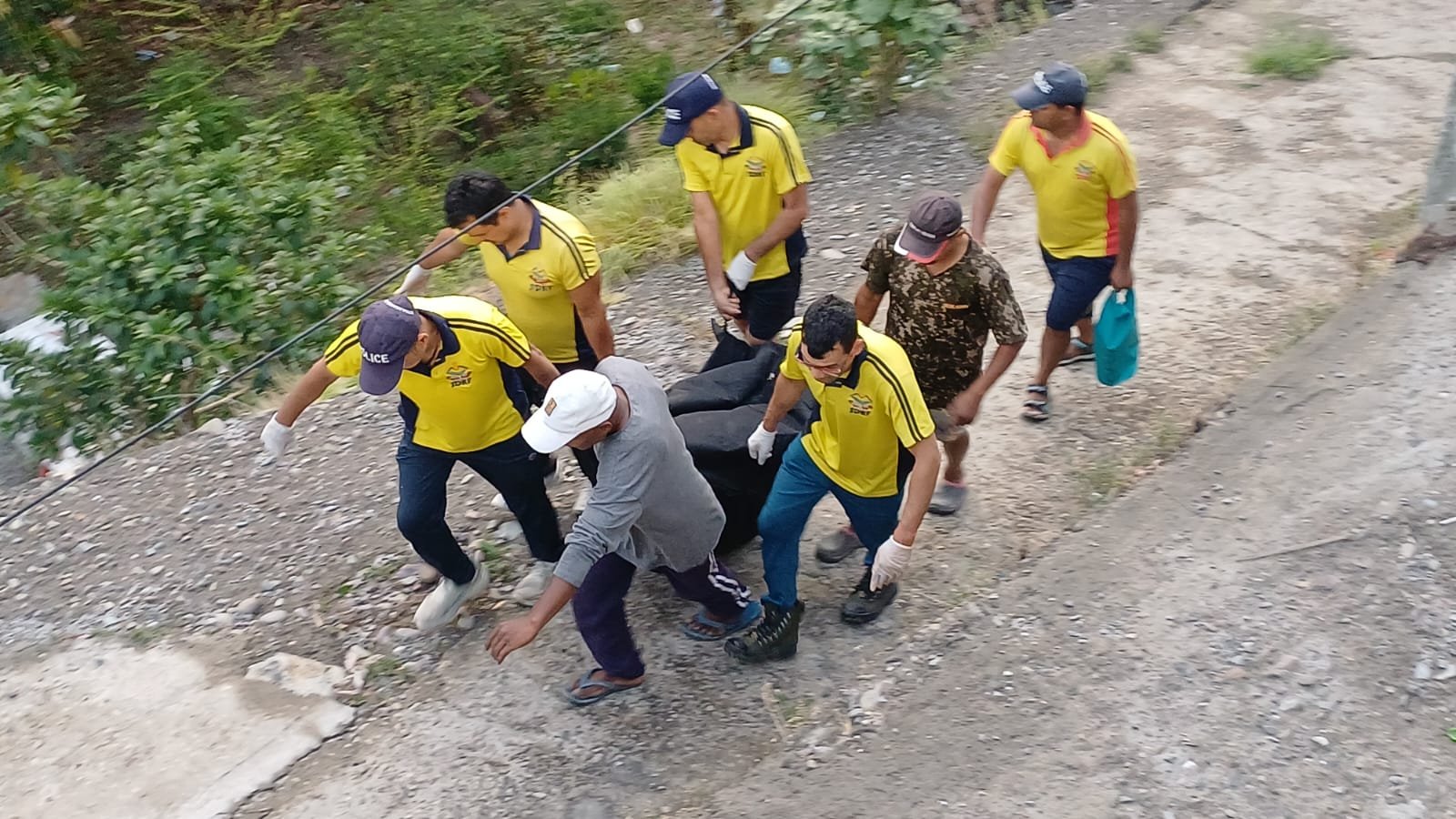 अनियंत्रित होकर खेत में गिरा डंपर, एक महिला और चालक की दर्दनाक मौत