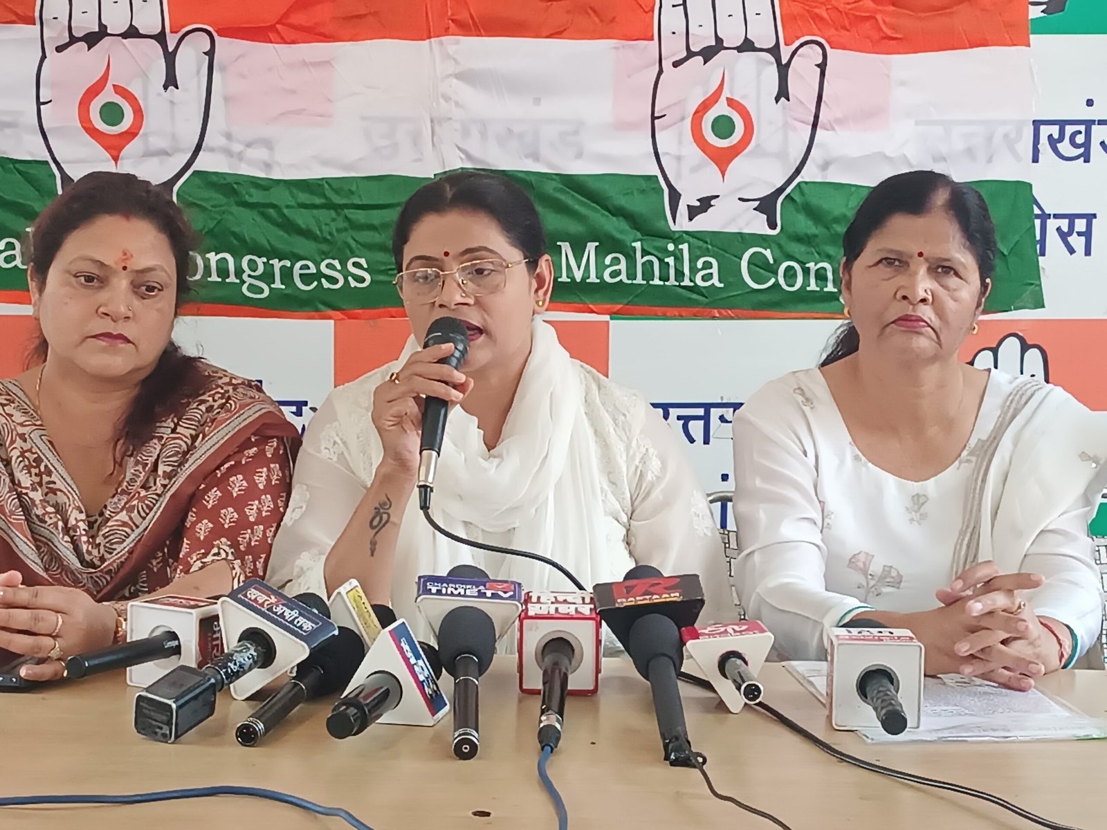 कांग्रेस महिला प्रदेश अध्यक्ष पर लगाए गए मुकदमे वापस नहीं लिए तो होगा आन्दोलनः आशा