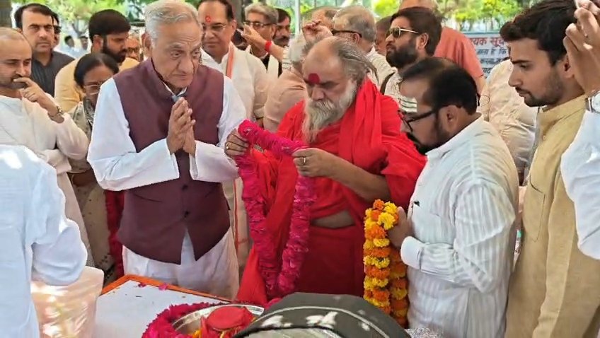 भाजपा नेता रीता बहुगुणा के दिवंगत पति की अस्थियां गंगा में विसर्जित