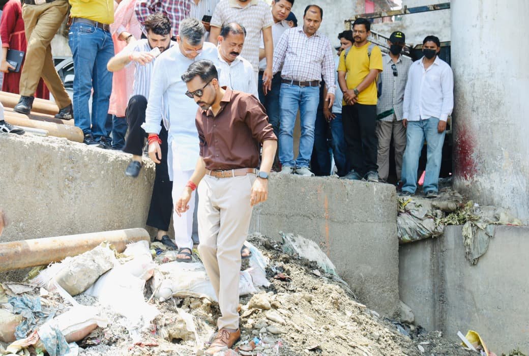 नदियों के सफाई अभियान में जुटा प्रशासन, 12 जेसीबी और 15 डम्परों से चल रहा सफाई अभियान