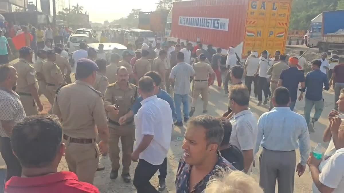 मौके पर भारी पुलिस फोर्स तैनात, लाठियां फटकार कर पुलिस ने भीड़ का भगाया