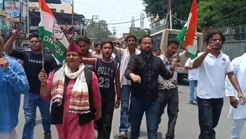 प्रदेश सरकार पर जनविरोधी नीतियां अपनाने का आरोप लगाते हुए कांग्रेसियों ने सचिवालय घेरा