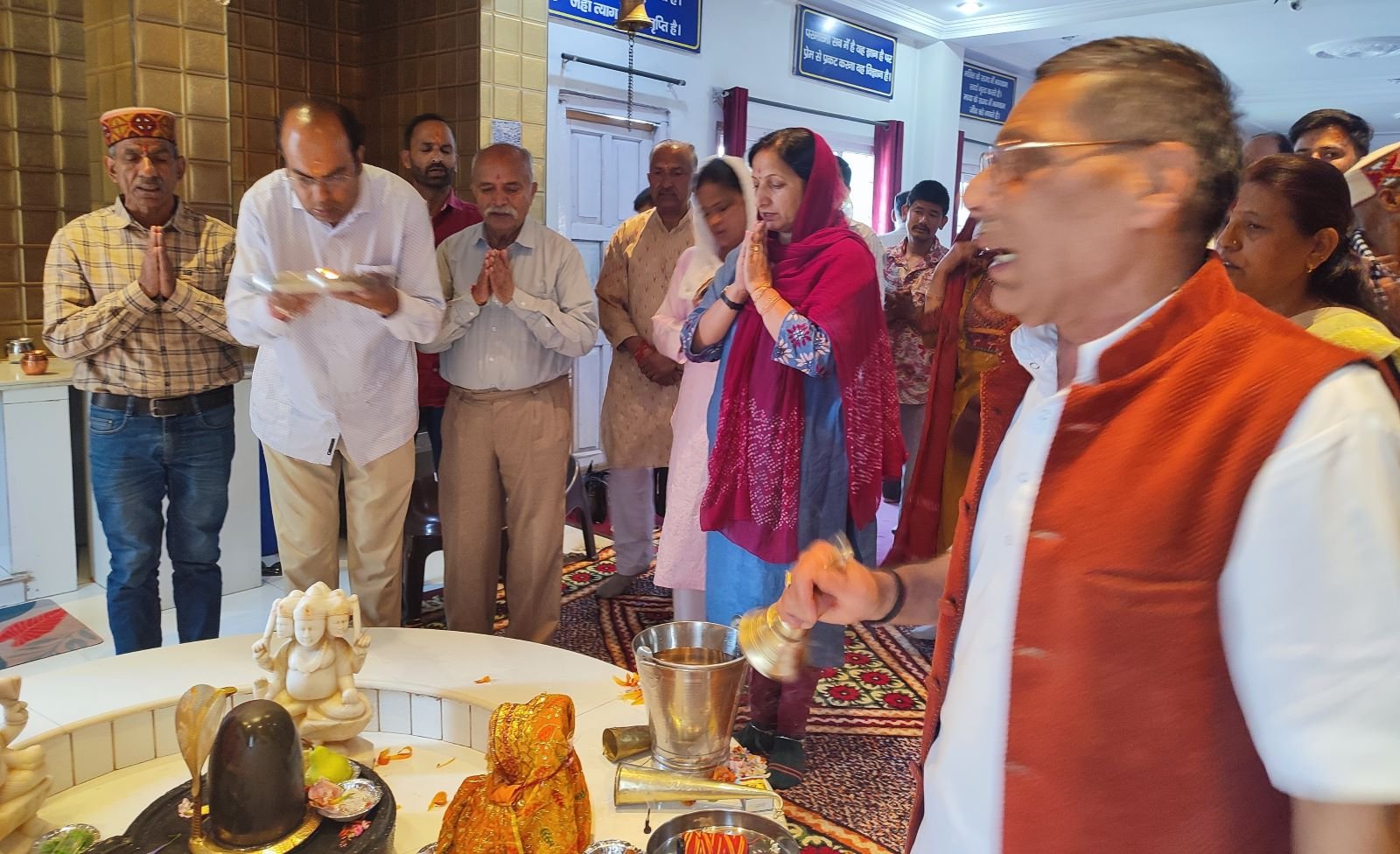 प्रधानमंत्री नरेंद्र मोदी के कार्यकाल के 12 वर्ष पूरे होने पर भाजपाइयों ने मंदिर में की पूजा अर्चना