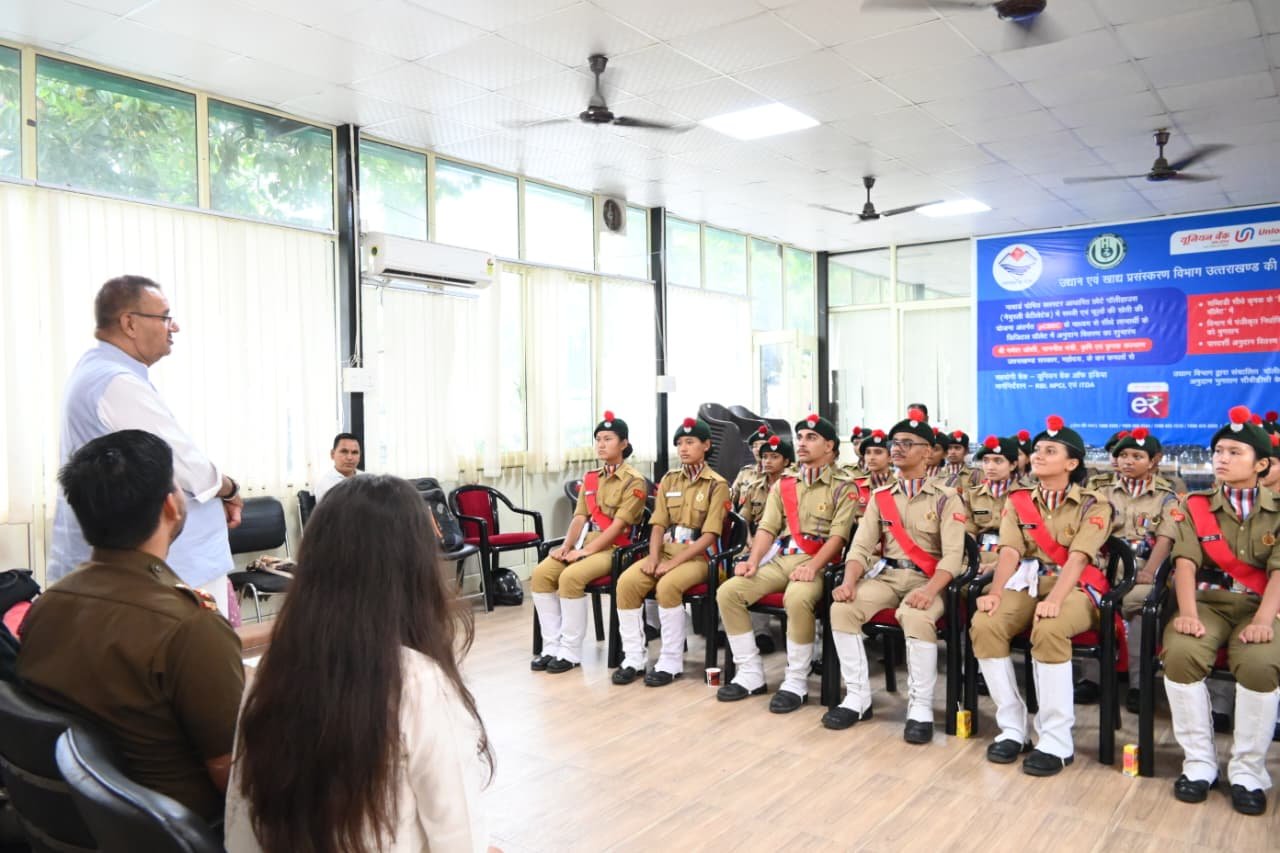 सैनिक कल्याण मंत्री गणेश जोशी ने एनसीसी कैडेटों का उत्साहवर्धन किया