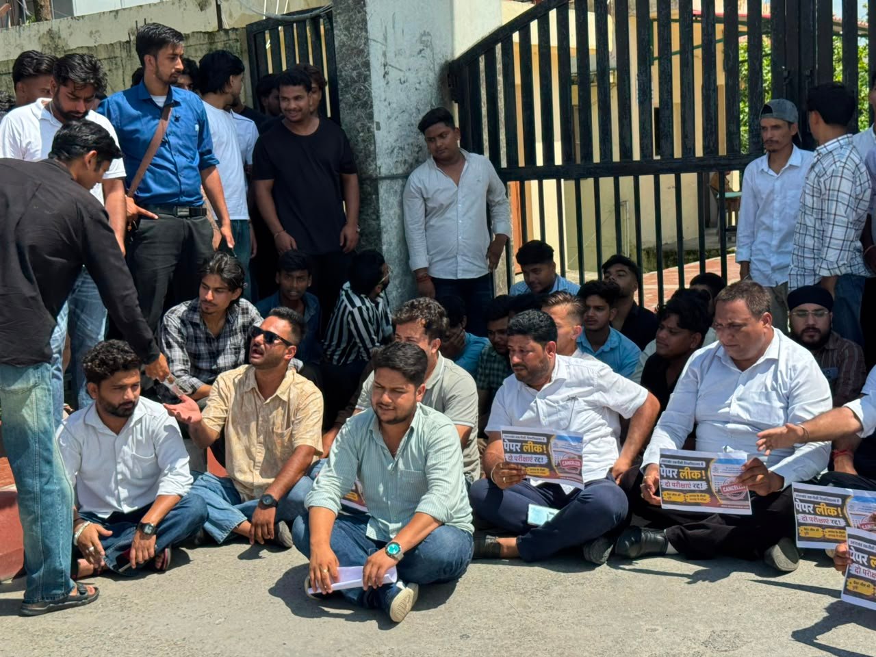 उत्तराखंड प्रौद्योगिकी विश्वविद्यालय में पेपर लीक के विरोध में छात्रों ने किया प्रदर्शन