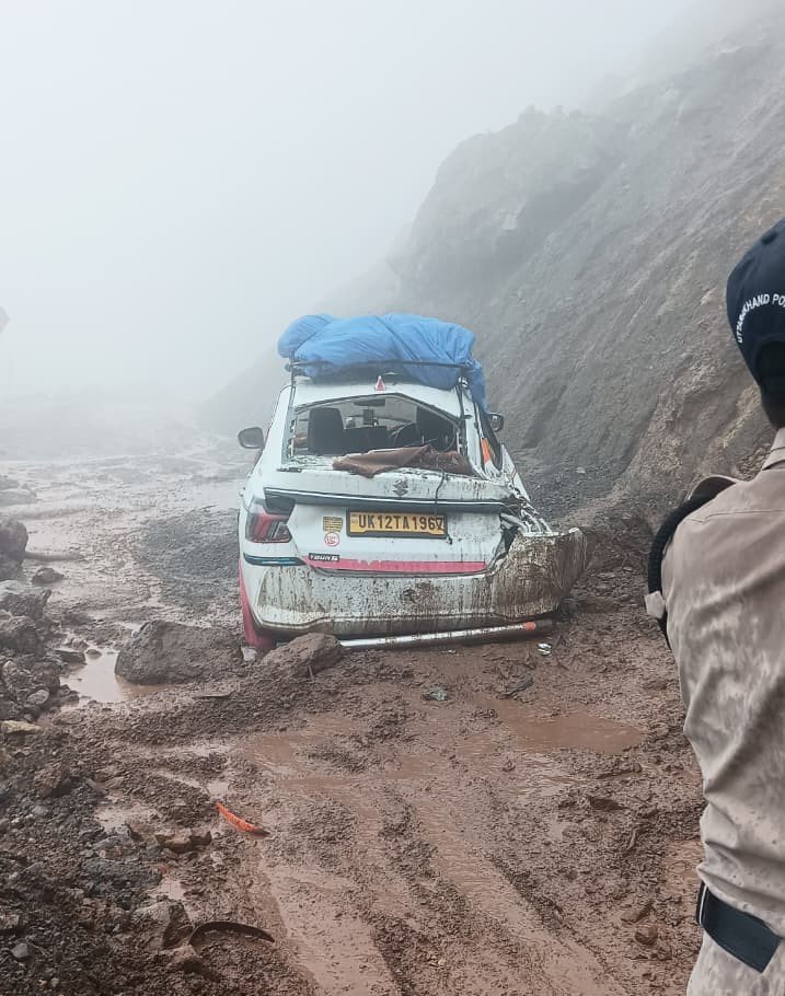 कार के ऊपर अचानक मलबा गिराए बाल.बाल बचे कार सवार