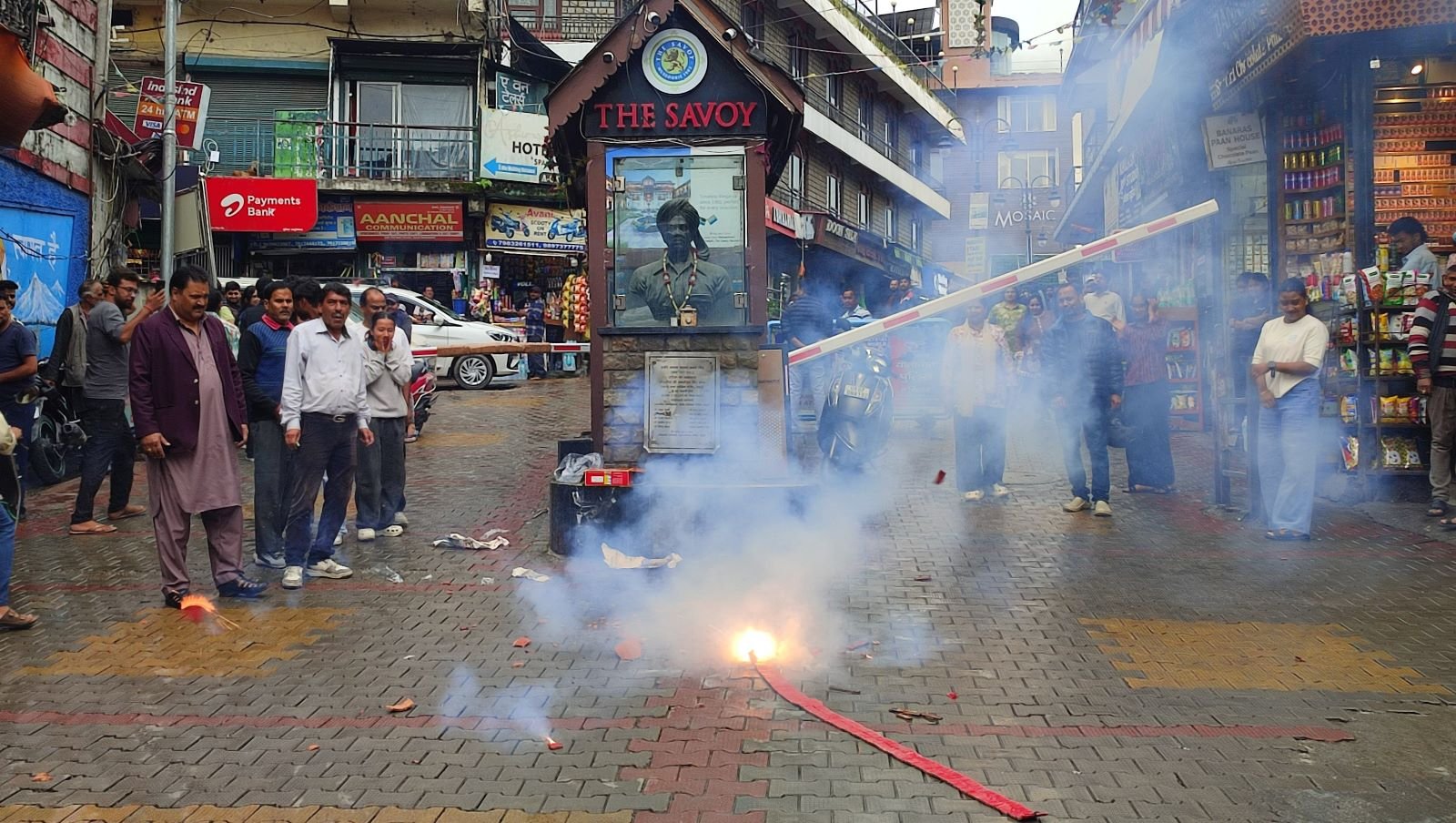 केंद्रीय शिक्षा मंत्री के इस्तीफे पर की आतिशबाजी, मिठाई बांटी