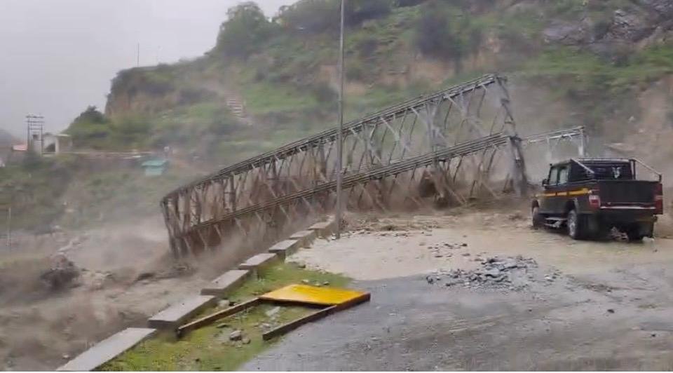 चमोली जिले में अतिवृष्टि के चलते तमक नाले में बना बैली ब्रिज बहा