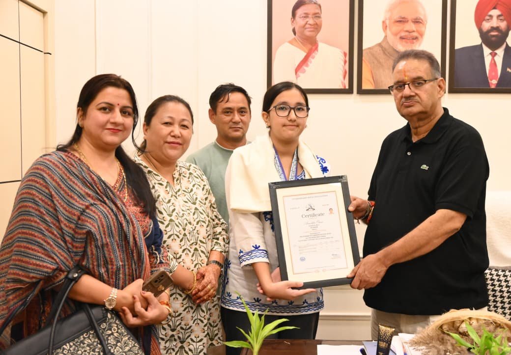 मंत्री गणेश जोशी ने शूटिंग में गोल्ड मेडल जीतने वाली अनुष्का ओटानी को किया सम्मानित