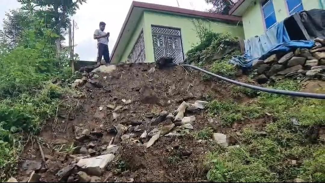 बारिश ने बढ़ाई दहशत, दरकने लगी जमीन, 10 परिवारों ने छोड़े घर