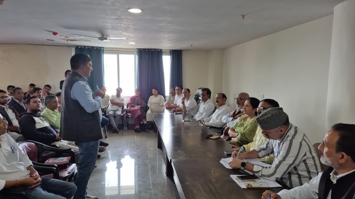 मसूरी नगर पालिका टाउन हॉल में आयोजित की गई क्षेत्रीय जनप्रतिनिधियों एवं सामाजिक संगठनों ने बैठक