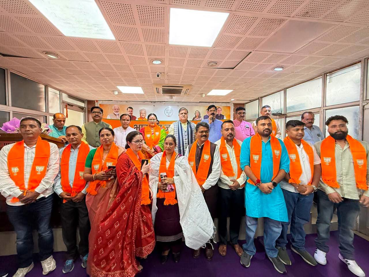 श्रीनगर की निर्दलीय मेयर के साथ 10 पार्षद भाजपा में हुए शामिल, कांग्रेस को झटका