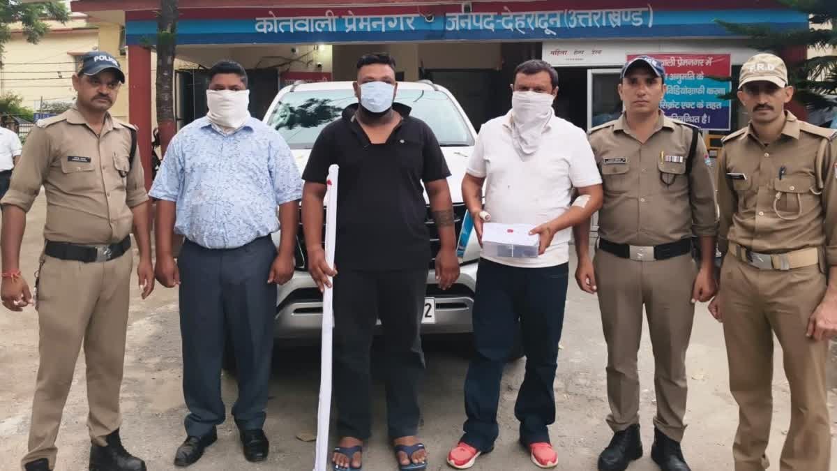 गाड़ी हटाने को लेकर भिड़े दो पक्ष, पिस्टल दिखाकर धमकाने का आरोप, 3 गिरफ्तार