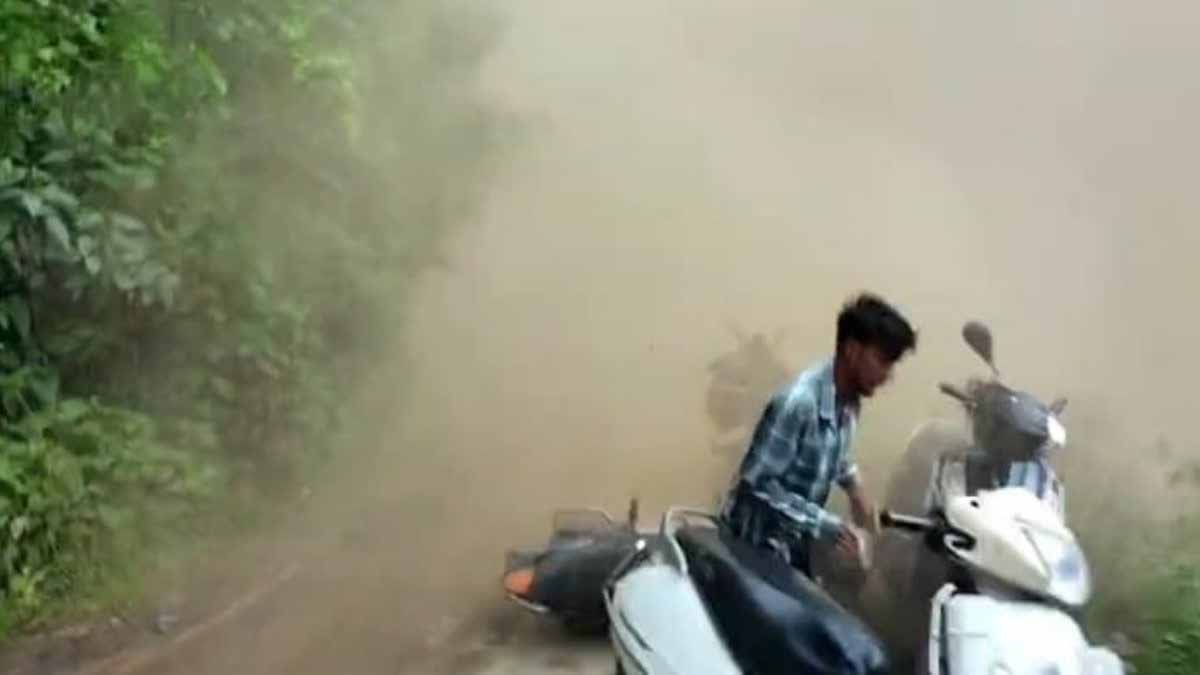 महिडांडा-संग्राली मार्ग पर भारी भूस्खलन, लगातार गिर रहा मलबा और बोल्डर