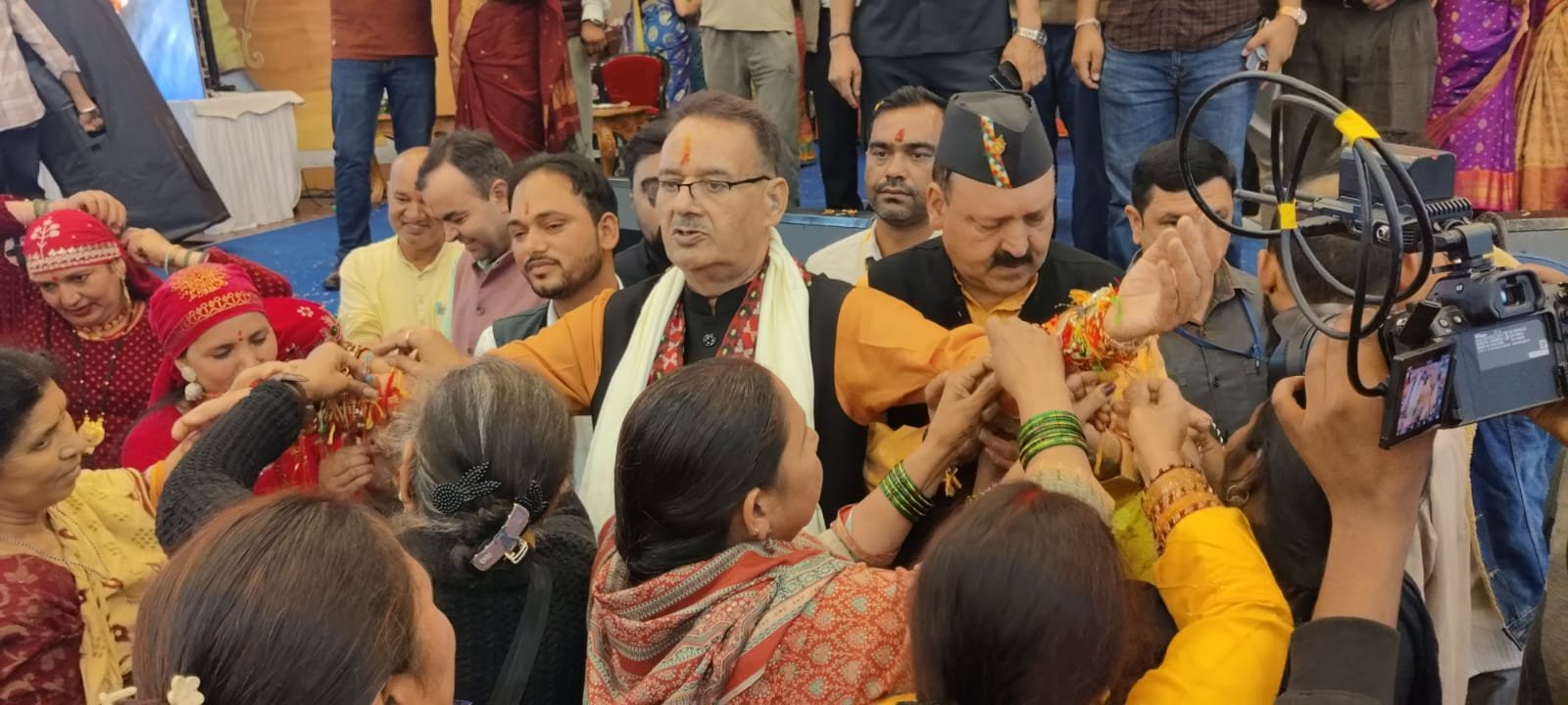 रक्षाबंधन कार्यक्रम में बड़ी संख्या में पहुंची महिलाएं, मंत्री गणेश जोशी को दिया आशीर्वाद