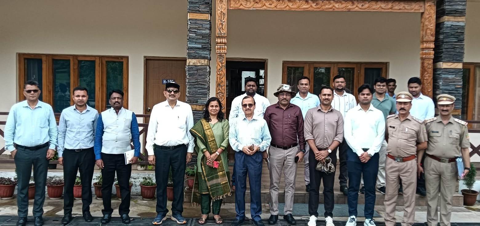 विभिन्न राज्यों से आए 20 आईएफएस अधिकारियों ने किया ‘लेखक गांव’ का भ्रमण