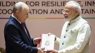 ब्रिक्स शिखर सम्मेलन: प्रधानमंत्री नरेंद्र मोदी ने रूस के राष्ट्रपति व्लादिमीर पुतिन को दिया उपहार