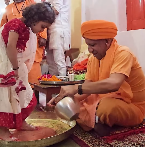 शारदीय नवरात्रि: मुख्यमंत्री योगी आदित्यनाथ ने गोरखनाथ मंदिर में कन्याओं का किया पूजन, प्रदेशवासियों को दी महानवमी की शुभकामनाएं