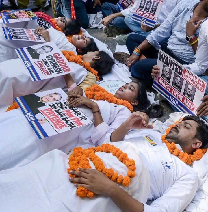 NSUI कार्यकर्ताओं ने खुद को जिंदा लाश के रूप में पेश कर चुनाव आयोग का विरोध किया