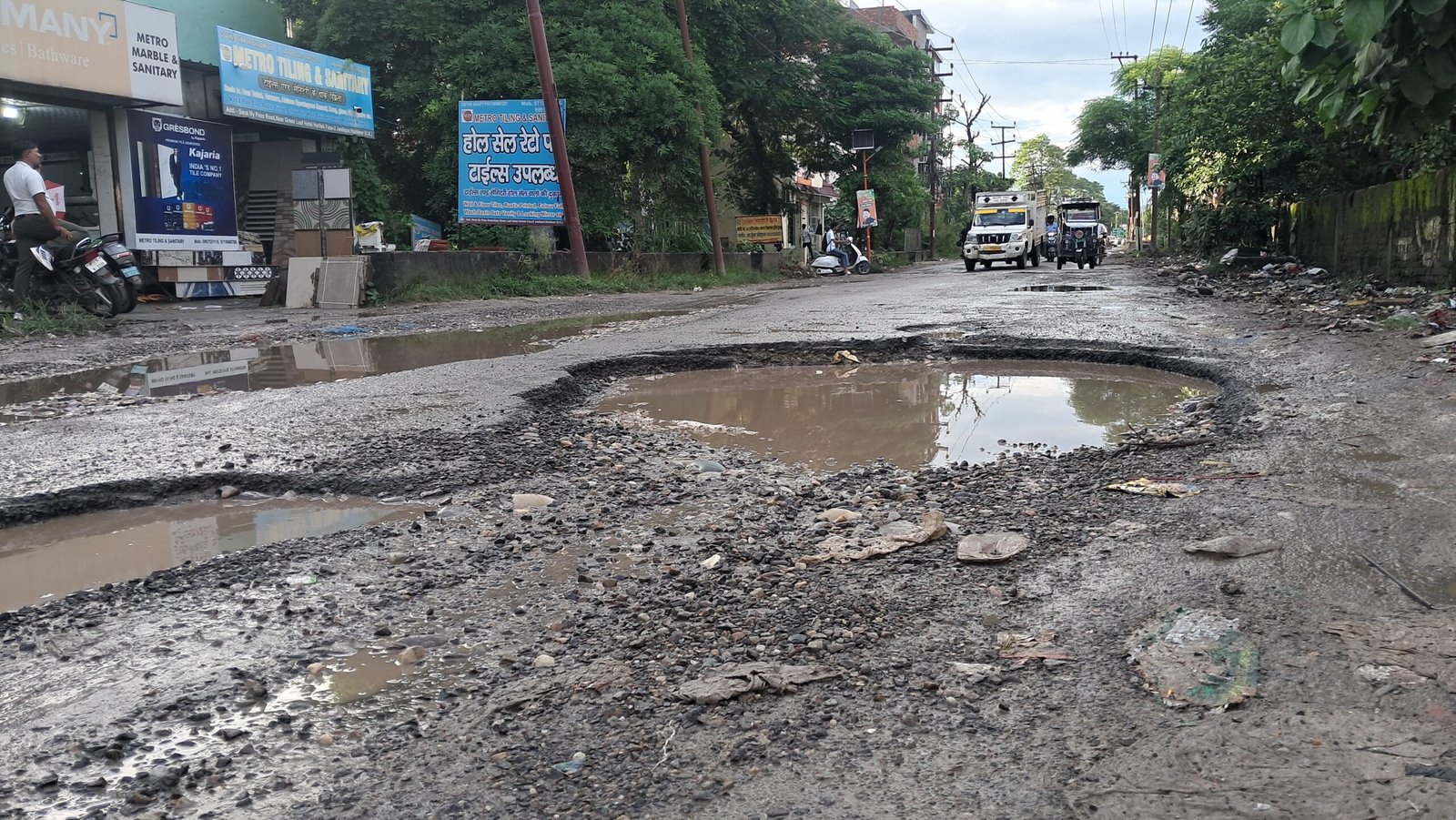 हरिद्वार की सड़कंे बरसात के मौसम में बनी जानलेवा
